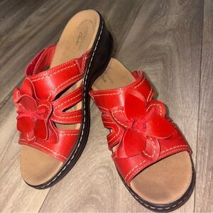 Clark’s Lexi Opal collection Red Floral Women's Sandals slides size 7 open toe